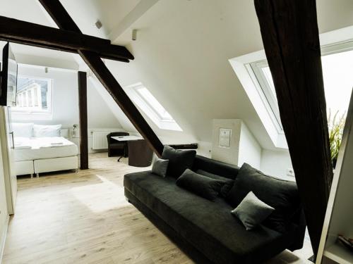 sala de estar con sofá y dormitorio en MoselUnion - Haus Burg Chaussee, en Cochem