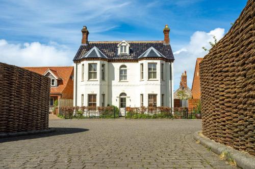 Afbeelding uit fotogalerij van White Horses - Sleeps 2 by Big Skies Cottages in Blakeney