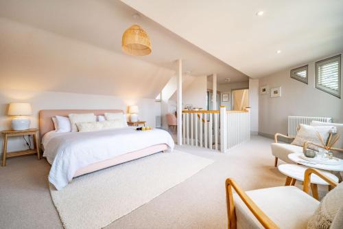 1 dormitorio con 1 cama y sala de estar en White Horses - Sleeps 2 by Big Skies Cottages, en Blakeney