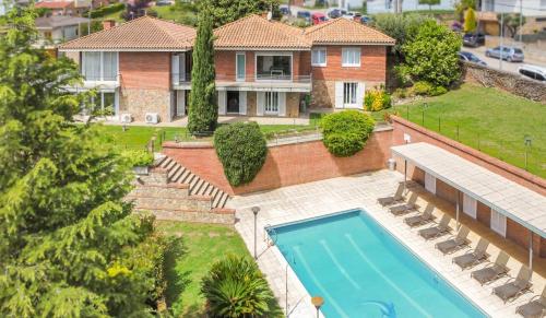 eine Luftansicht eines Hauses mit Pool in der Unterkunft Spectacular villa with gym in Banyoles