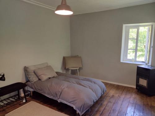 um quarto com uma cama e uma janela em Rustic and Remote Stone Cottage em Arta
