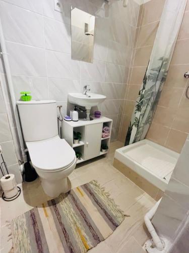 une salle de bain avec toilettes, lavabo et baignoire dans l'établissement Studio lumineux et chaleureux., à Marseille