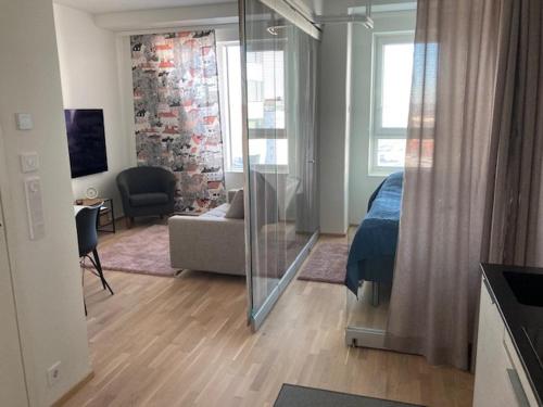 um quarto com uma cama e uma sala de estar em Topaasi em Tampere