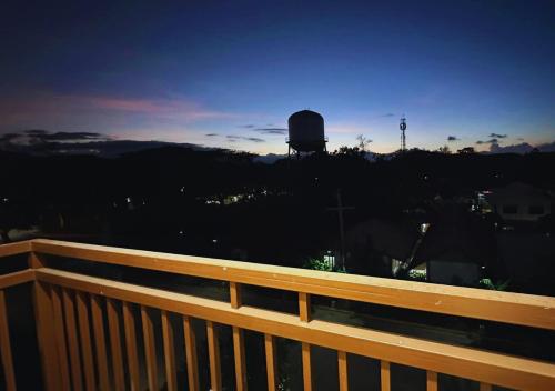 Un balcón o terraza de Puerto Princesa Romantic Studio with Balcony, FREE Pool & Gym - B2 5Chrysolite