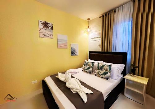 Cama o camas de una habitación en Puerto Princesa Romantic Studio with Balcony, FREE Pool & Gym - B2 5Chrysolite