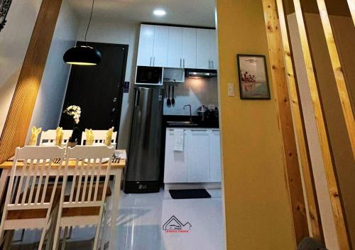 Una cocina o zona de cocina en Puerto Princesa Romantic Studio with Balcony, FREE Pool & Gym - B2 5Chrysolite