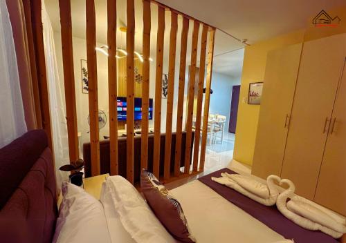 Cama o camas de una habitación en Puerto Princesa Romantic Studio with Balcony, FREE Pool & Gym - B2 5Chrysolite