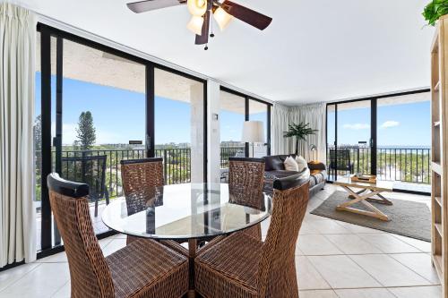 comedor con mesa de cristal y sillas en Our House at the Beach 604E, en Siesta Key