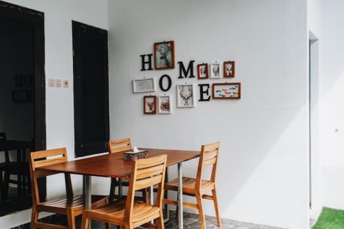 comedor con mesa de madera y sillas en Sumanas Homestay Ijen, en Banyuwangi