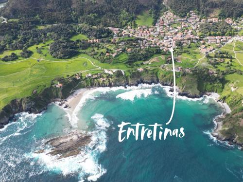 een luchtzicht op een strand met de woorden infinities bij Entretinas - Natural Stays Pechón in Pechón
