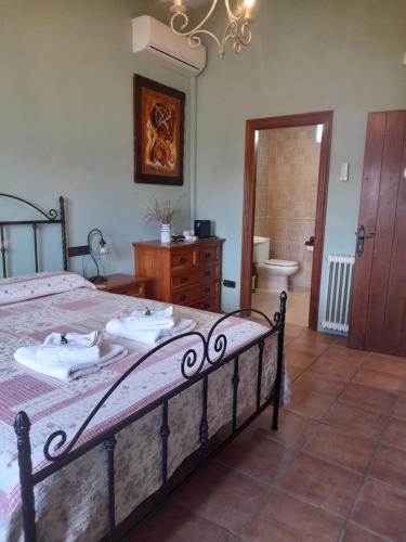 a bedroom with a bed and a bathroom at Els Canterers in Miravet
