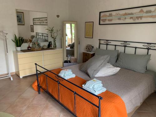 1 dormitorio con 1 cama grande con manta naranja en Ginko, en Castrocaro Terme