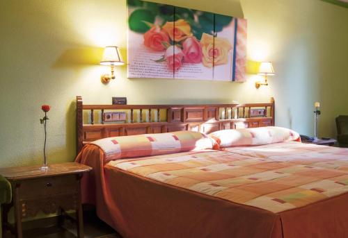 - une chambre avec un lit et une peinture murale dans l'établissement Real Hotel, à Guardo