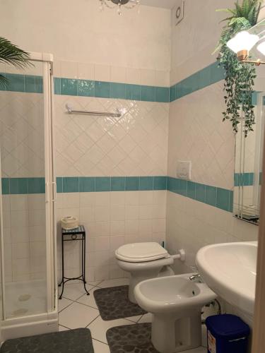 y baño con aseo, lavabo y ducha. en Ginko, en Castrocaro Terme