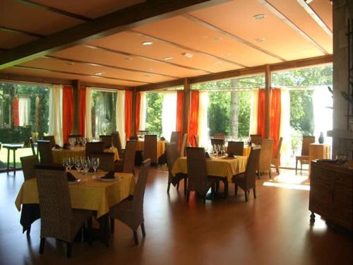 - un restaurant avec des tables et des chaises dans une salle dans l'établissement Real Hotel, à Guardo