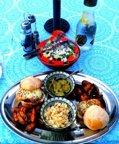 Makanan di atau berdekatan lodge