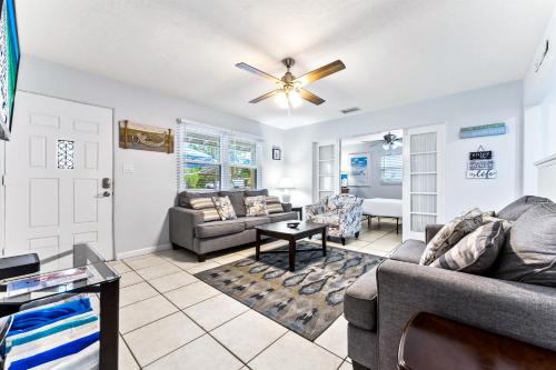 sala de estar con sofá y ventilador de techo en Siesta Beach House, en Siesta Key