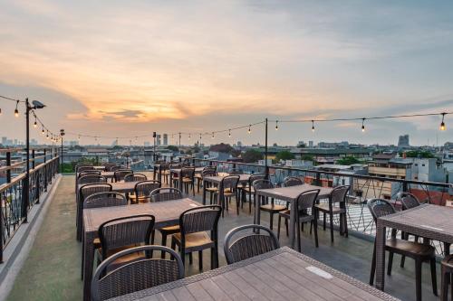 Restaurace v ubytování Monggo Mampir Tanjung Duren By Reccoma