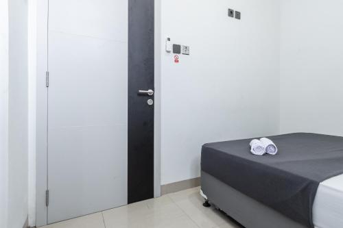 Postel nebo postele na pokoji v ubytování Monggo Mampir Tanjung Duren By Reccoma