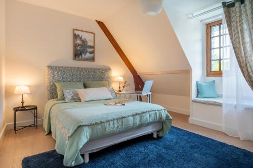 a bedroom with a bed and a window at La villa Léa in Saint-Gildas-de-Rhuys