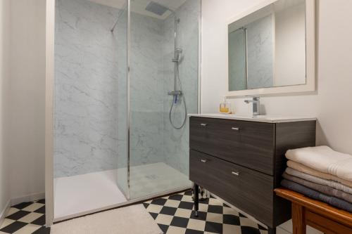 ein Bad mit einer Dusche und einer Glastür in der Unterkunft La villa Léa in Saint-Gildas-de-Rhuys
