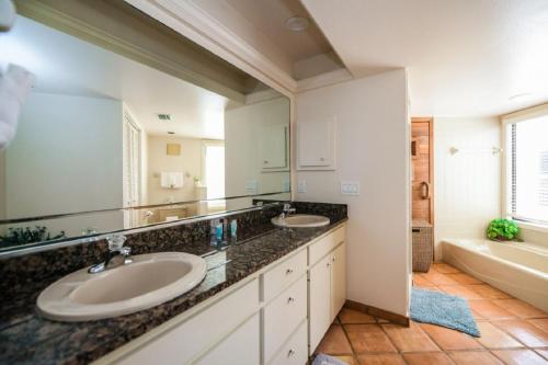 ein Badezimmer mit zwei Waschbecken und einem großen Spiegel in der Unterkunft Fanta-Sea 47 in Siesta Key