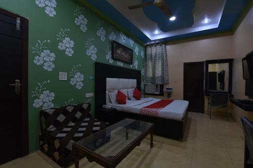 Llit o llits en una habitació de OYO Flagship Amar Residency