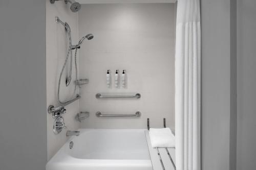 baño blanco con ducha y lavamanos en SpringHill Suites Houston Intercontinental Airport en Houston