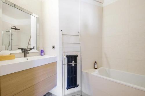 La salle de bains est pourvue d'un lavabo, d'une baignoire et d'une baignoire. dans l'établissement Croisette Beach Apartment 2 Bedroom and Terrace, à Cannes
