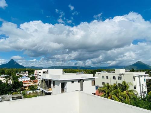 une vue d'une ville depuis le toit d'un immeuble dans l'établissement Beach apartment, à Flic-en-Flac