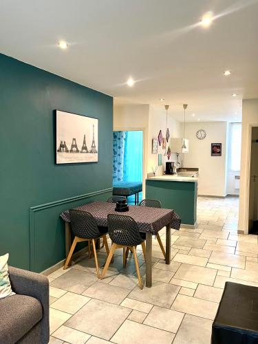 une salle à manger avec une table et des chaises et une cuisine dans l'établissement appartement Breil sur Roya centre, à Breil-sur-Roya