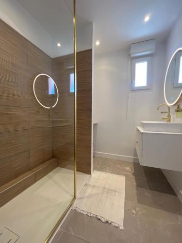 a bathroom with a shower and a sink at Appartement 2 chambres dans résidence avec piscine et parking in La Ciotat