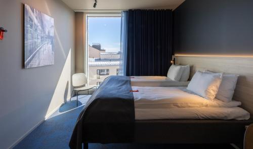 pokój hotelowy z 2 łóżkami i oknem w obiekcie Citybox Helsinki w Helsinkach