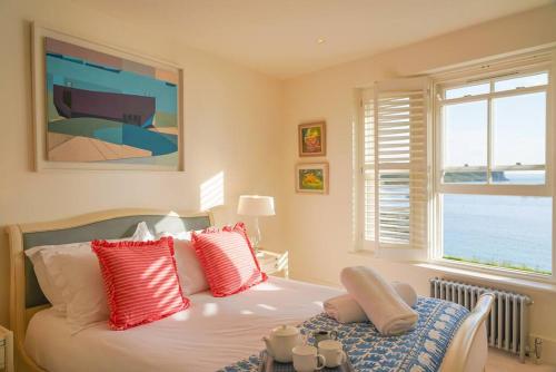 Katil atau katil-katil dalam bilik di Beachfront home with spectacular sea views