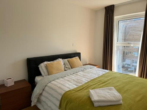 Giường trong phòng chung tại Entire Kingston Two bedroom Apartment Town centre & River view, 32 minutes to London Waterloo Station