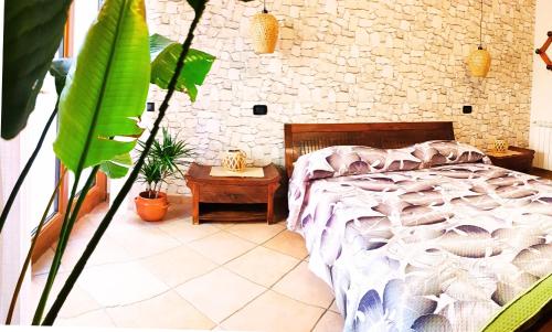 um quarto com uma cama e uma parede de pedra em Mialma Rome Holiday Home Casa lontano da casa em Ciampino