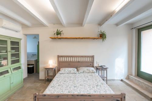 una camera da letto con un letto e due piante sul muro di B&B Le Rondini Ostra Senigallia Ancona a Casine
