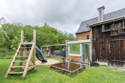 a backyard with a slide and a playground at Chalet Kunterbunt in Langenwetzendorf
