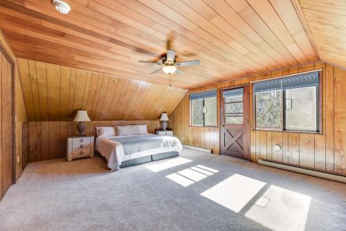una camera da letto con un letto e un ventilatore a soffitto di Union Vacation Rental with Golf Course Views! a Union
