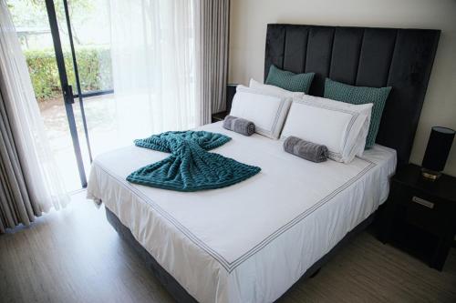 Un pat sau paturi într-o cameră la 2 bedroom apartment Jackal creek golf estate