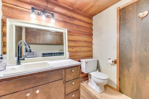 ein Bad mit einem Waschbecken und einem WC in der Unterkunft Union Vacation Rental with Golf Course Views! in Union