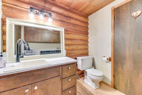 un bagno con lavandino e WC di Union Vacation Rental with Golf Course Views! a Union