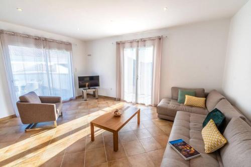un salon avec un canapé et une table dans l'établissement Duplex vue mer - Ile Rousse, à LʼÎle-Rousse