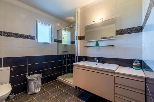 une salle de bain avec un lavabo, des toilettes et un miroir dans l'établissement Duplex vue mer - Ile Rousse, à LʼÎle-Rousse