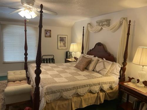 斯普林代爾的住宿－Novel House Inn at Zion，一间卧室配有一张带天蓬的大床