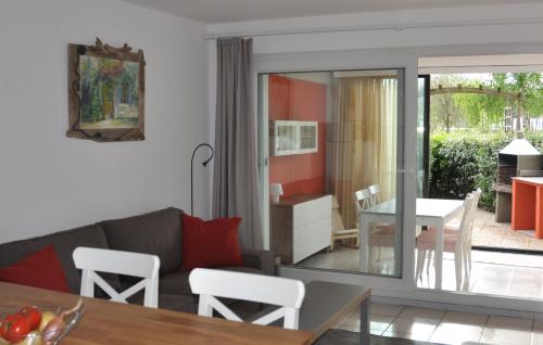 un salon avec un canapé et une table dans l'établissement 260 lake waterfront holiday apartment with garden, à Hourtin