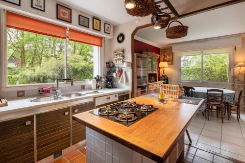una cocina con encimera y estufa horno superior en Ty Clafout, en Saint-Nolff