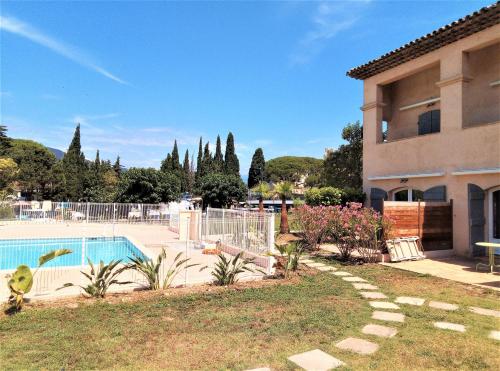 une maison avec une piscine dans une cour dans l'établissement Appartement 9 en Duplex- LES SUITES DE ROBINSON - Résidence avec piscine en bord de Siagne, à Mandelieu-La-Napoule, à Mandelieu-la-Napoule