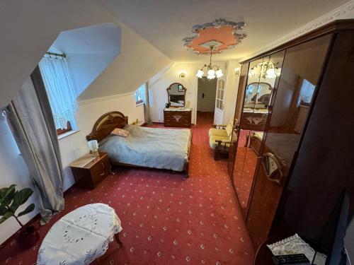 - une chambre d'hôtel avec un lit et un miroir dans l'établissement Dwór Szczepańskich, à Woszczyce