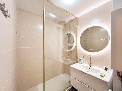 une salle de bain avec une douche, un lavabo et un miroir dans l'établissement Le Nid de la Liberté, à Nantes